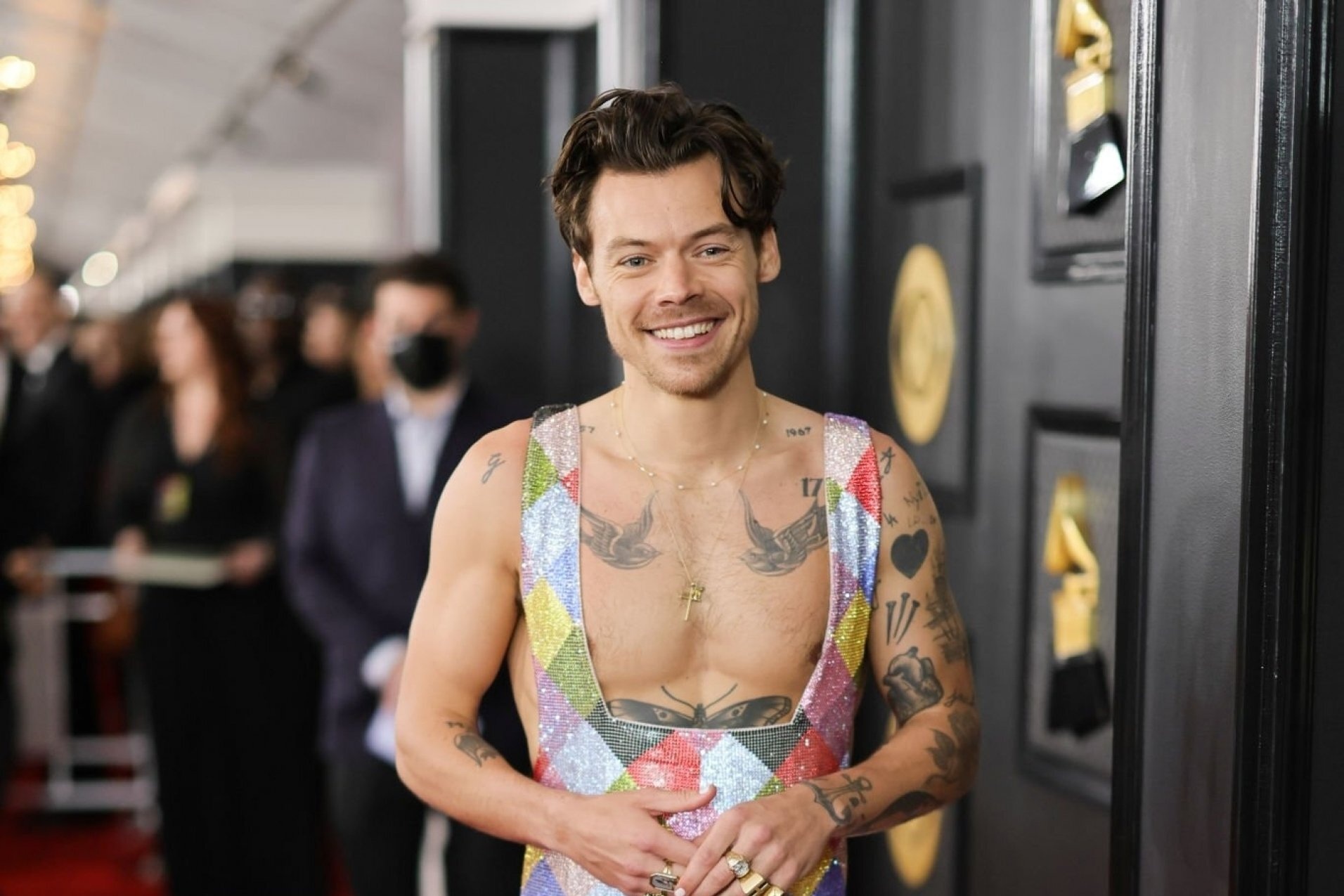 Bo jumpsuit gay chu y cua Harry Styles tai Grammy hinh anh