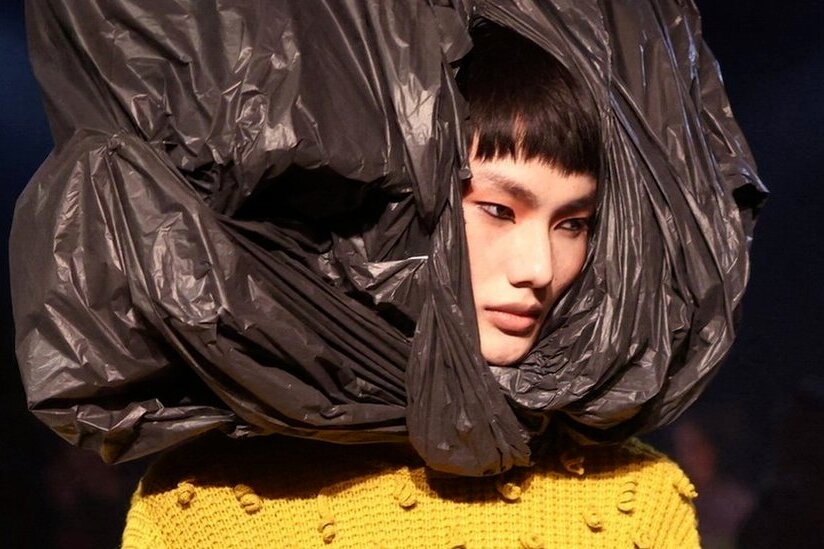 Doi tui rac, mac quan bom hoi tai Tuan le thoi trang London 2023 hinh anh