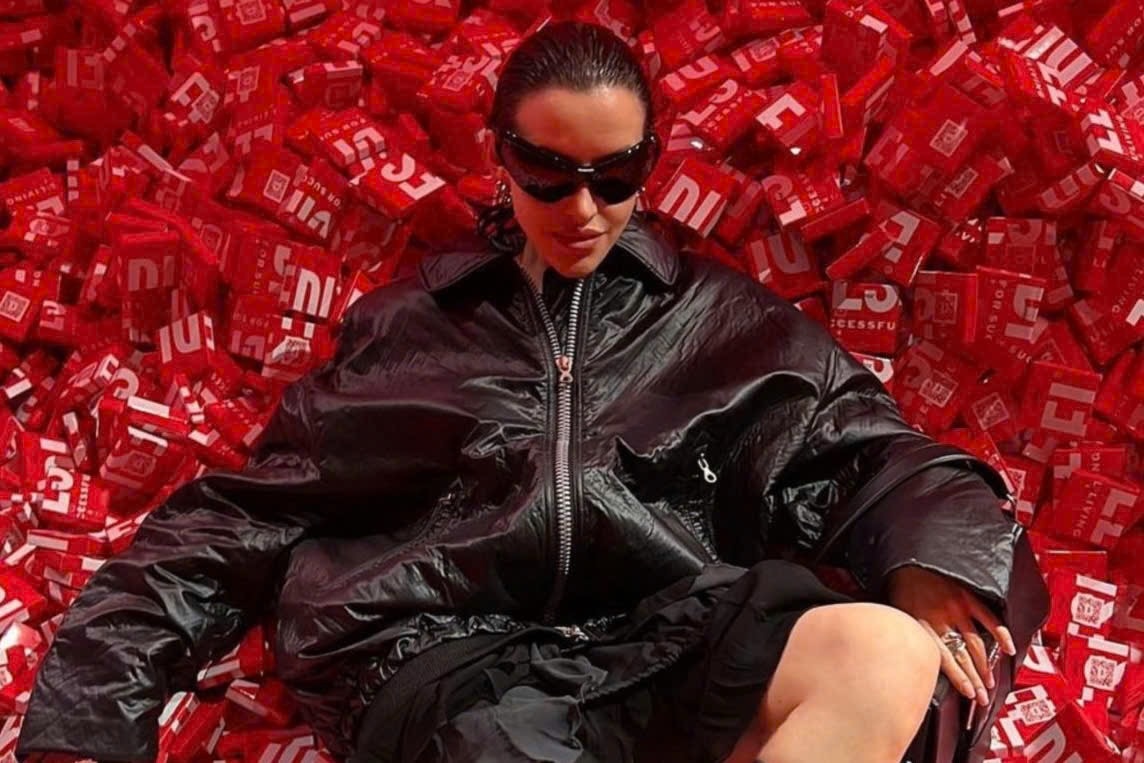 200.000 bao cao su tren san dien Tuan le thoi trang Milan 2023 hinh anh