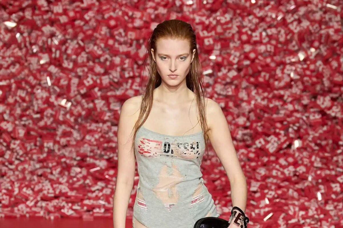 Tha rong, khoe lung tran tai Tuan le thoi trang Milan 2023 hinh anh