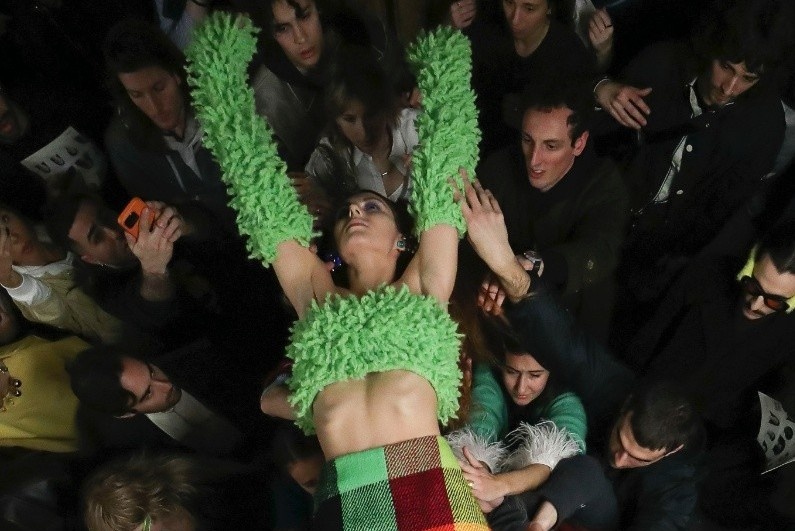 Nguoi mau khong catwalk tai Tuan le thoi trang Milan 2023 hinh anh