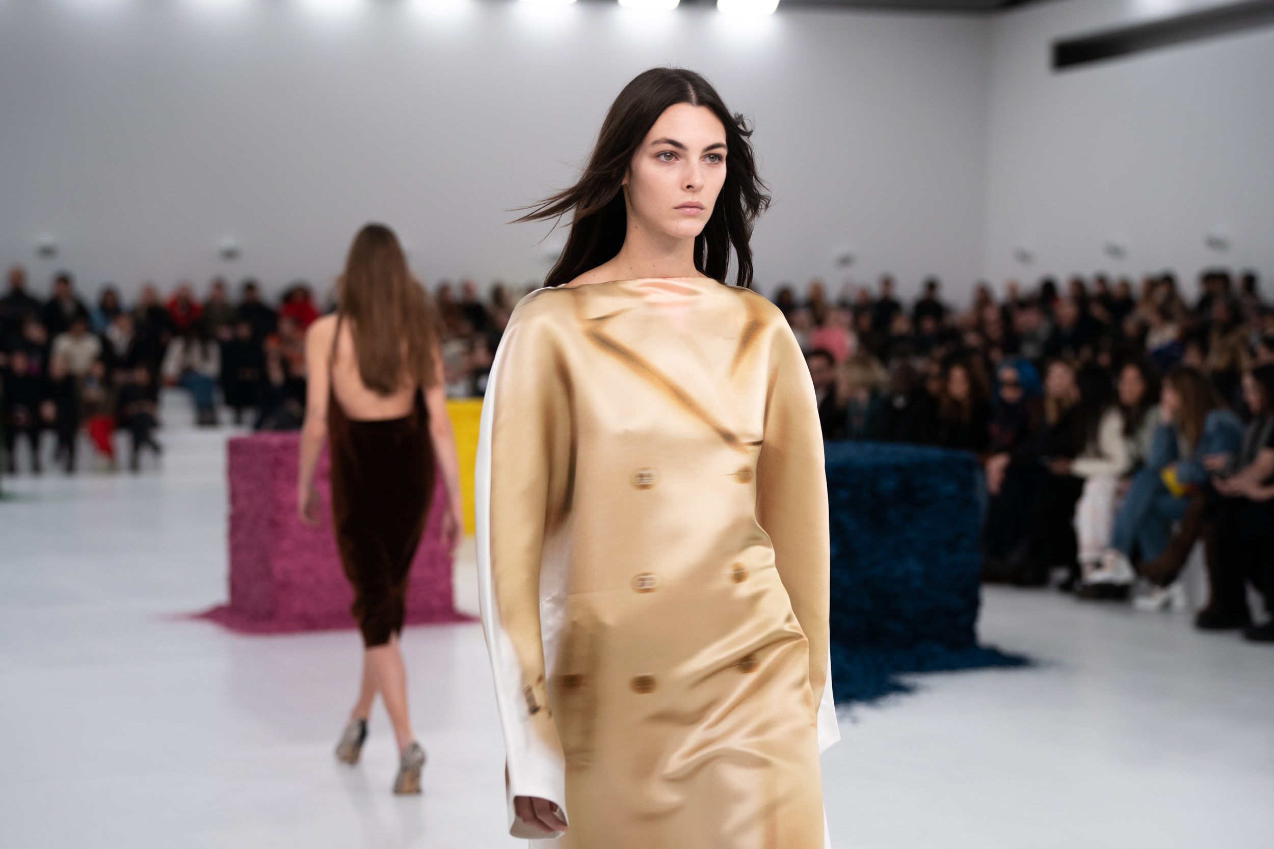 Chiec vay gay hoa mat hinh anh