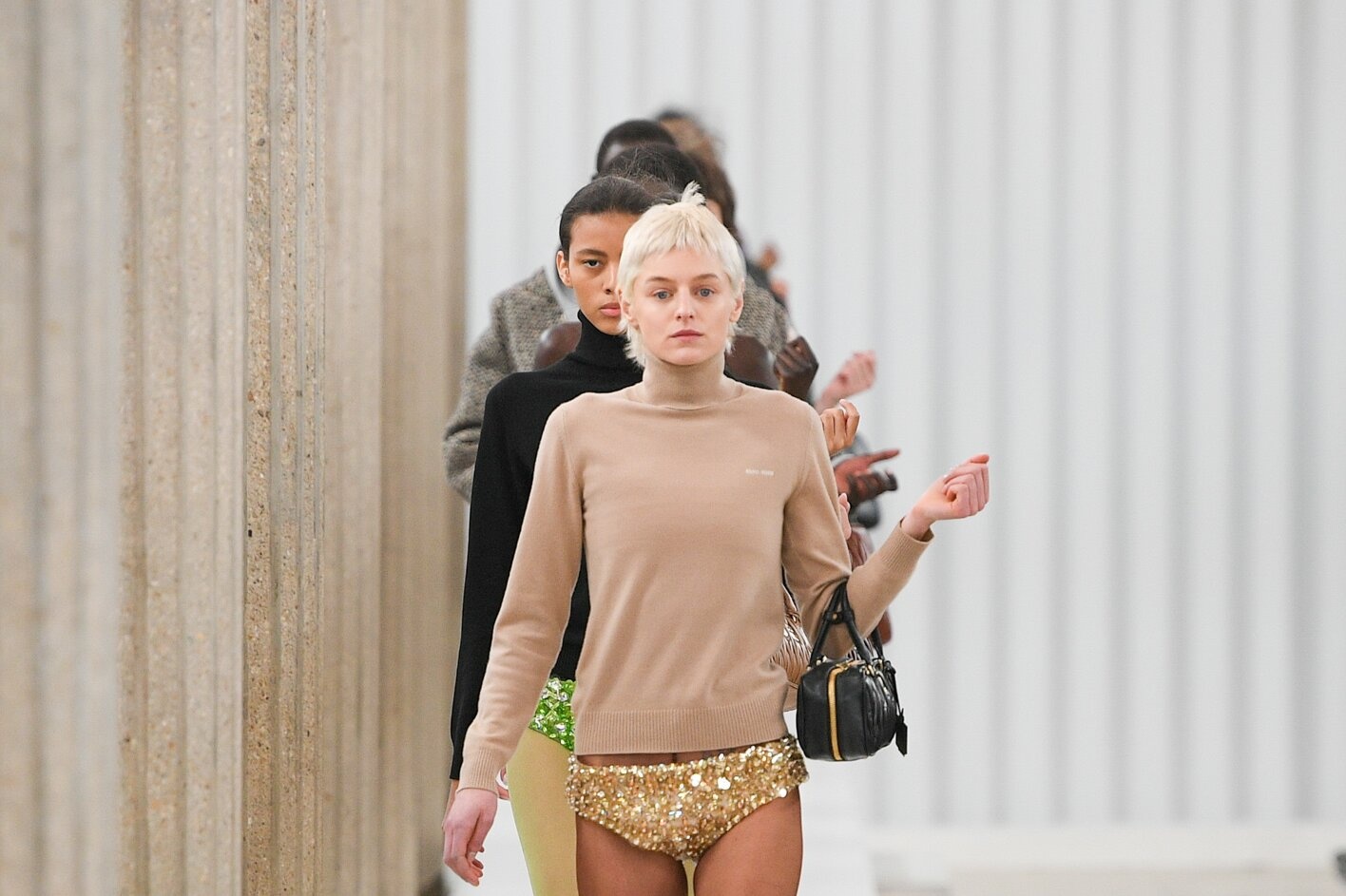 Nguoi mau khong mac quan tai Tuan le thoi trang Paris 2023 hinh anh