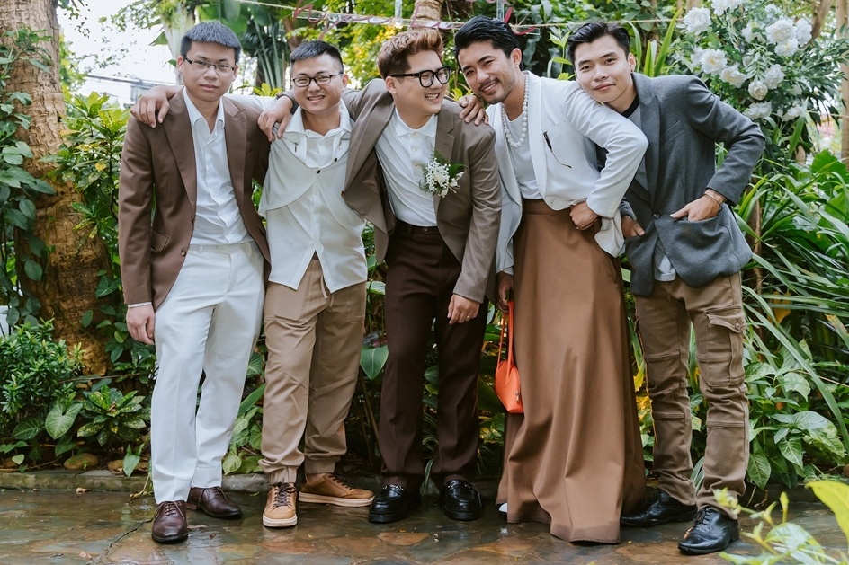 Nhung chang trai ra duong mac vay hinh anh