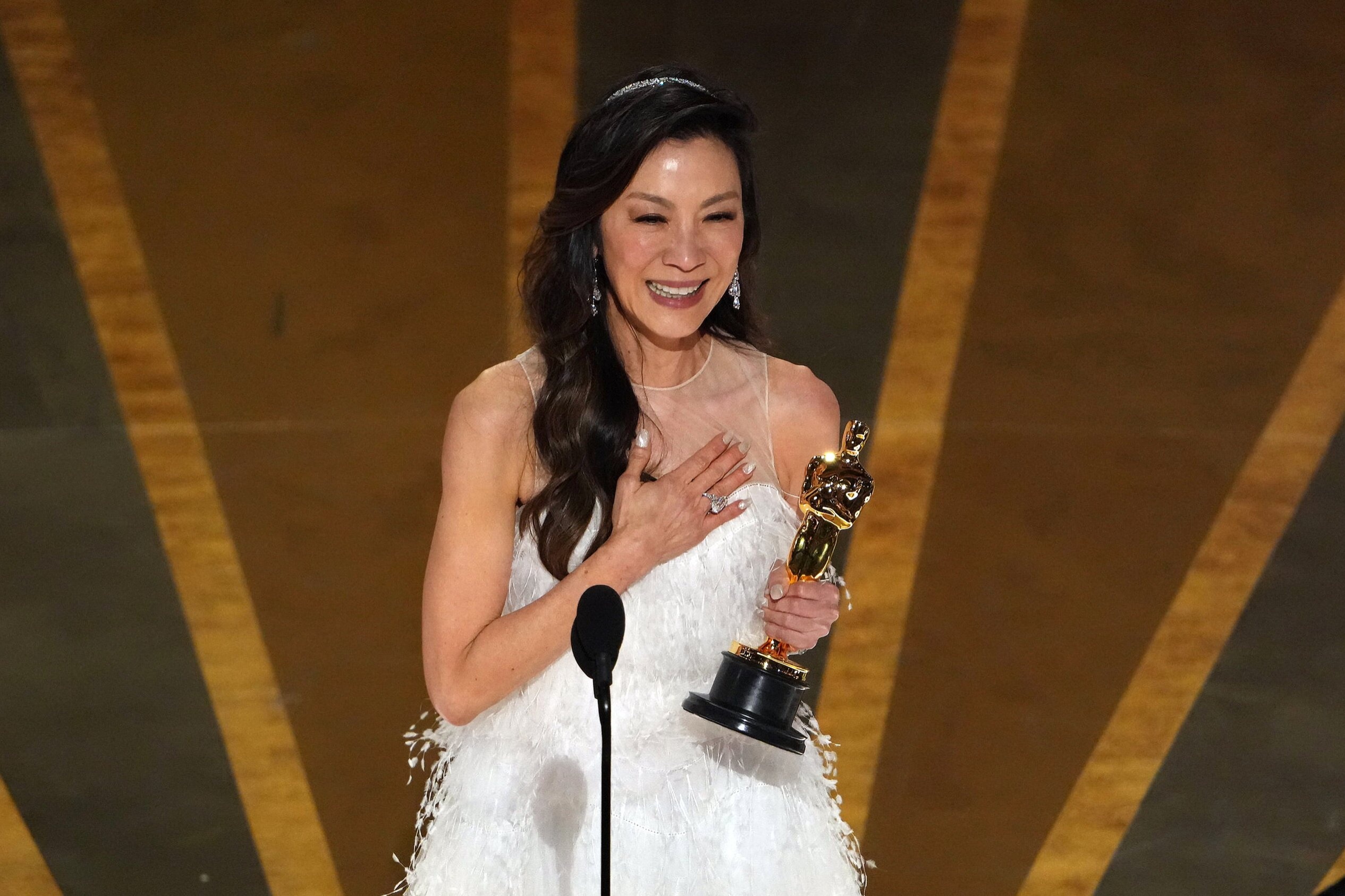 Thoi trang cuoi duoc Duong Tu Quynh lang xe tai Oscar hinh anh