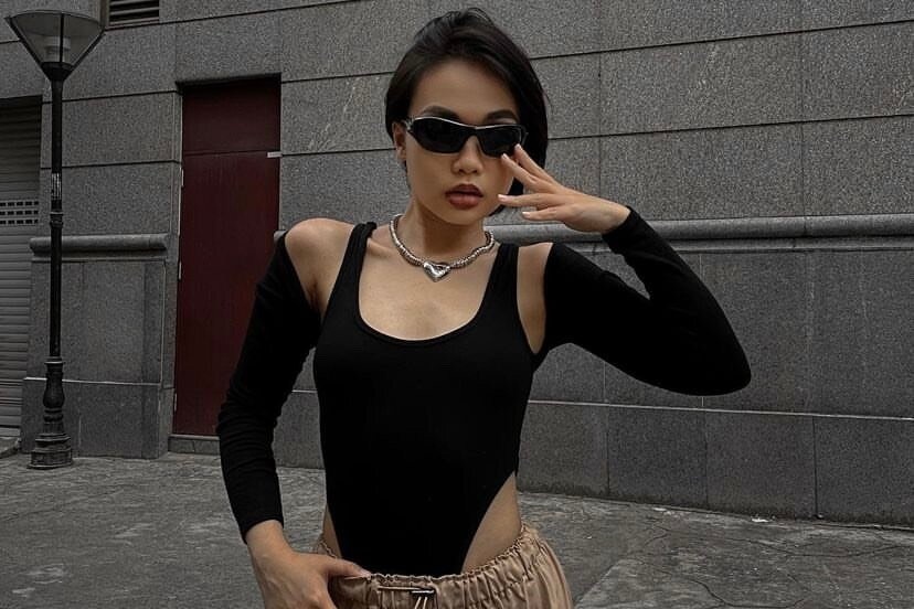 Nhung co gai khong con mac ao nguc ra duong hinh anh