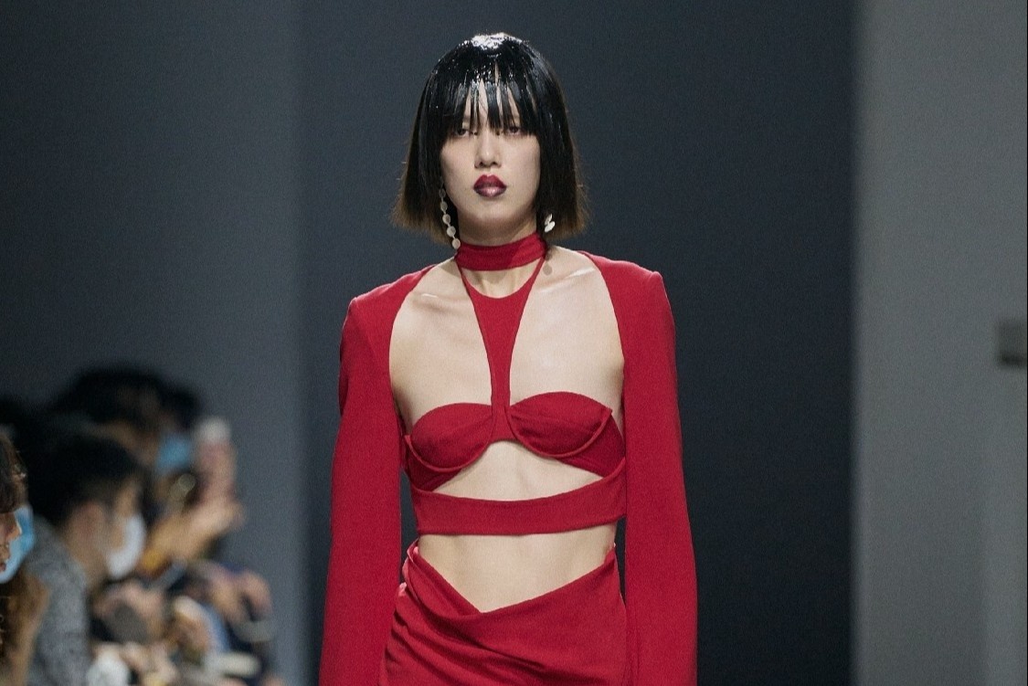 Vay ha eo, trang diem tray xuoc tai Tuan le thoi trang Thuong Hai hinh anh