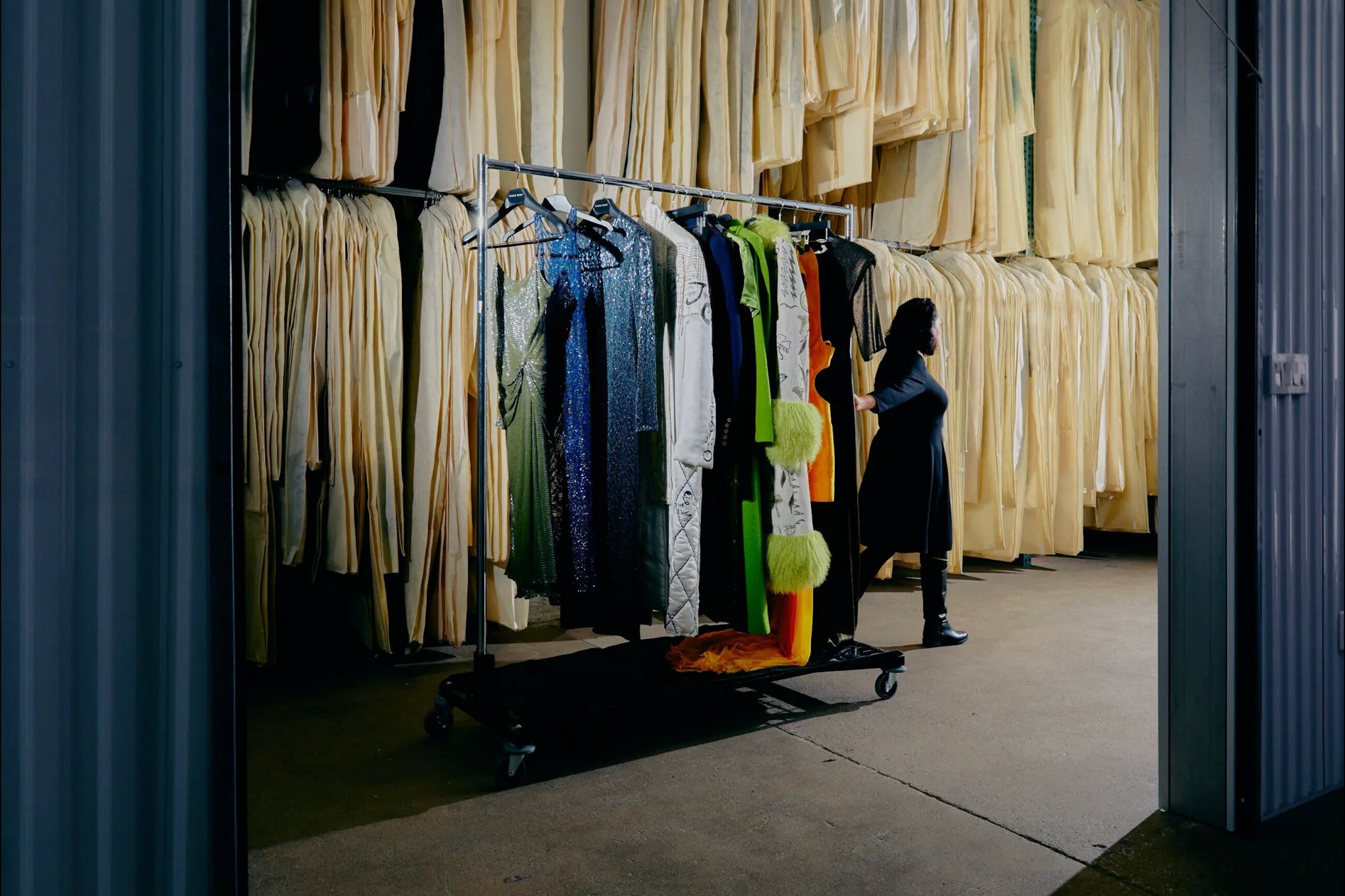 Sau 15 phut trinh dien, vay ao se ve dau hinh anh