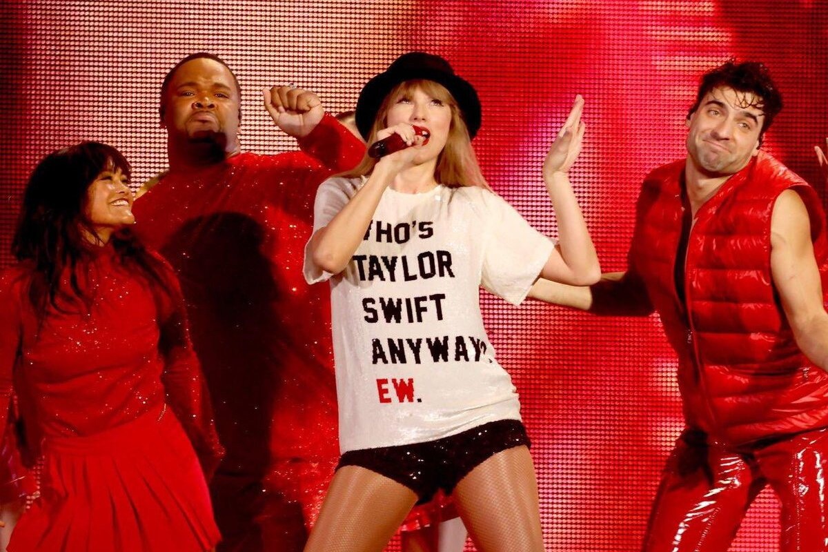 Ao phong Taylor Swift bi chi trich hinh anh