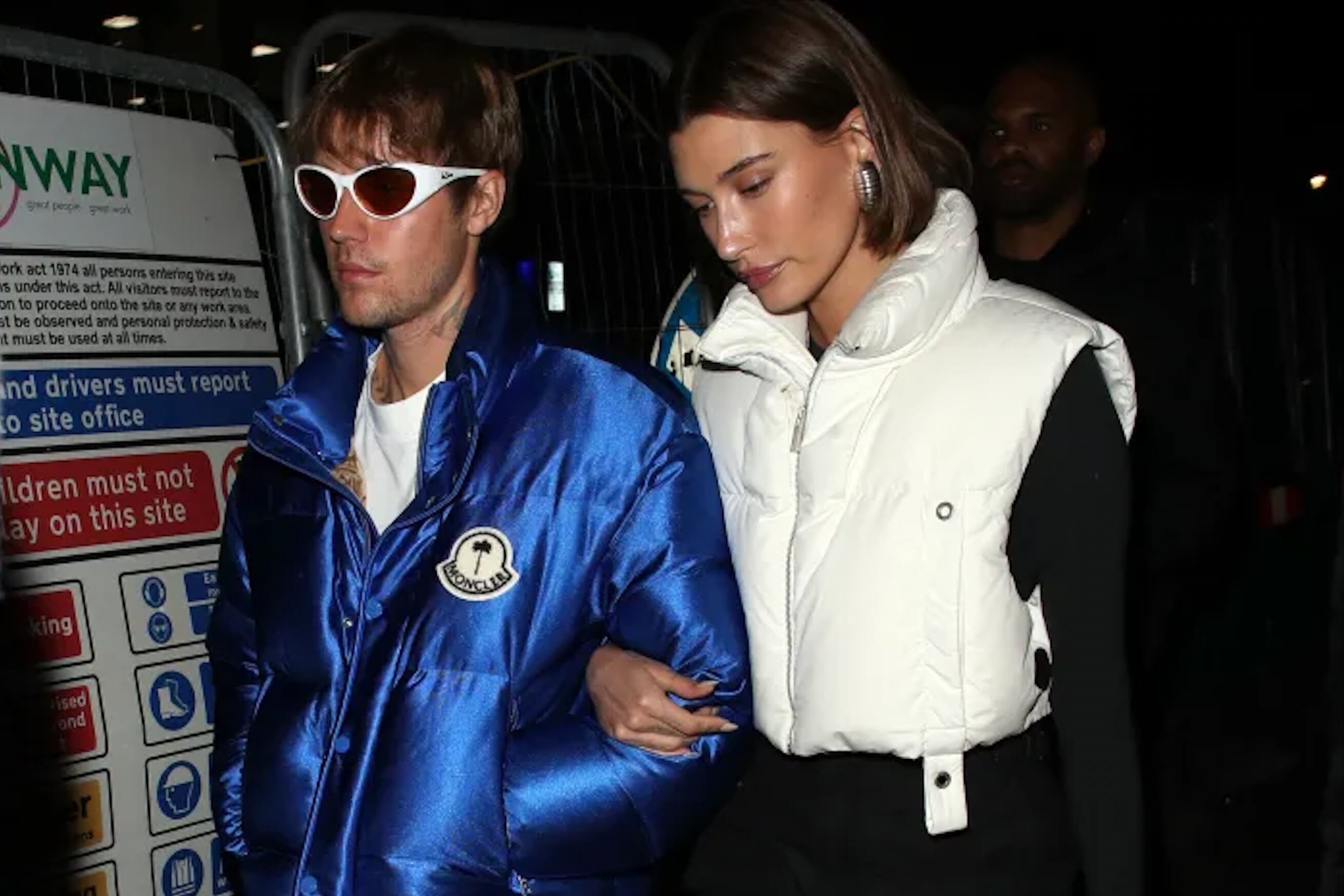 Vay ao ngay cang phong len hinh anh