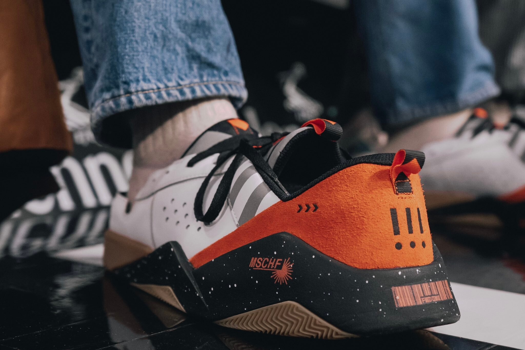 Mau sneakers ho mui, xo chan tu ca 2 dau hinh anh