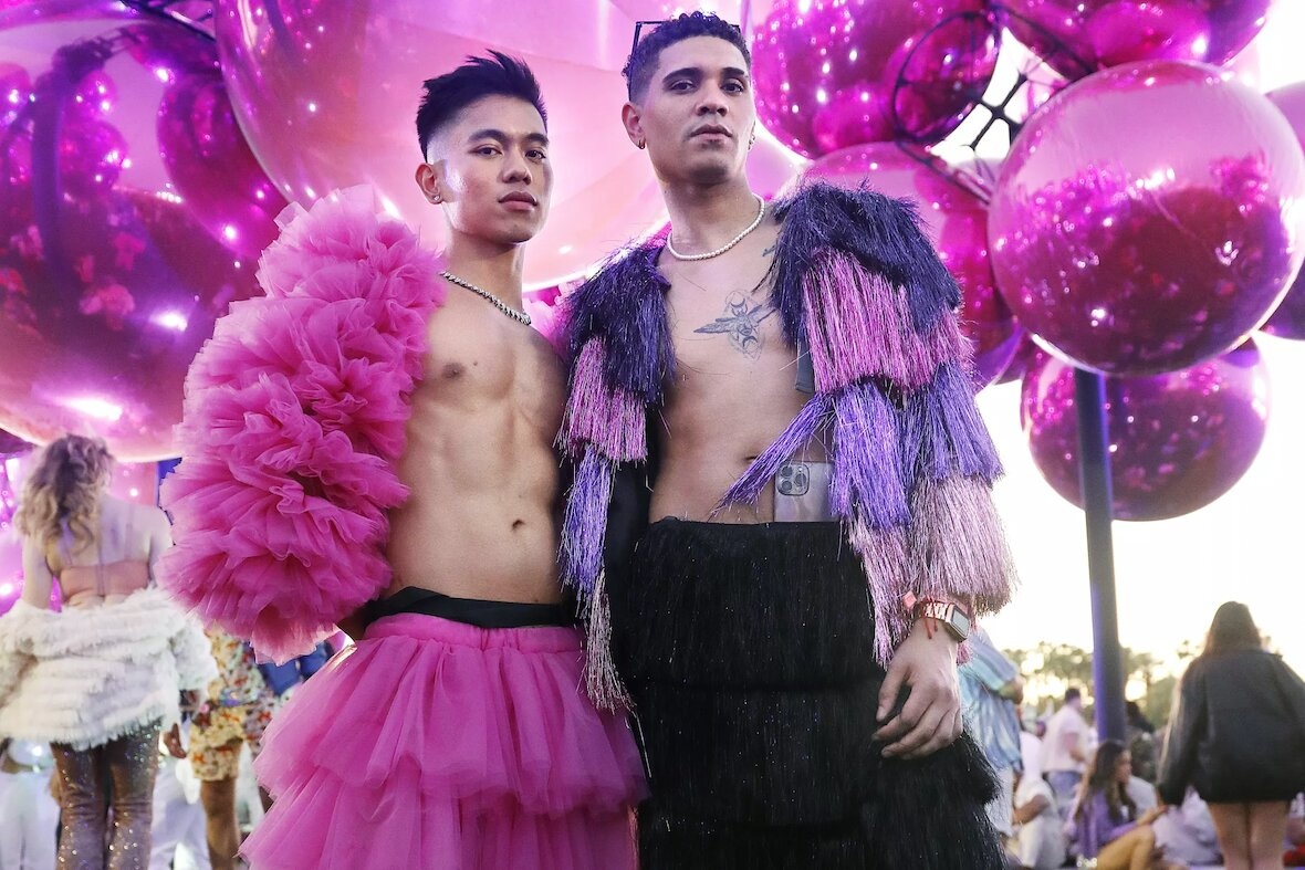 Quan mot ong, vay xe rach tai Coachella 2023 hinh anh