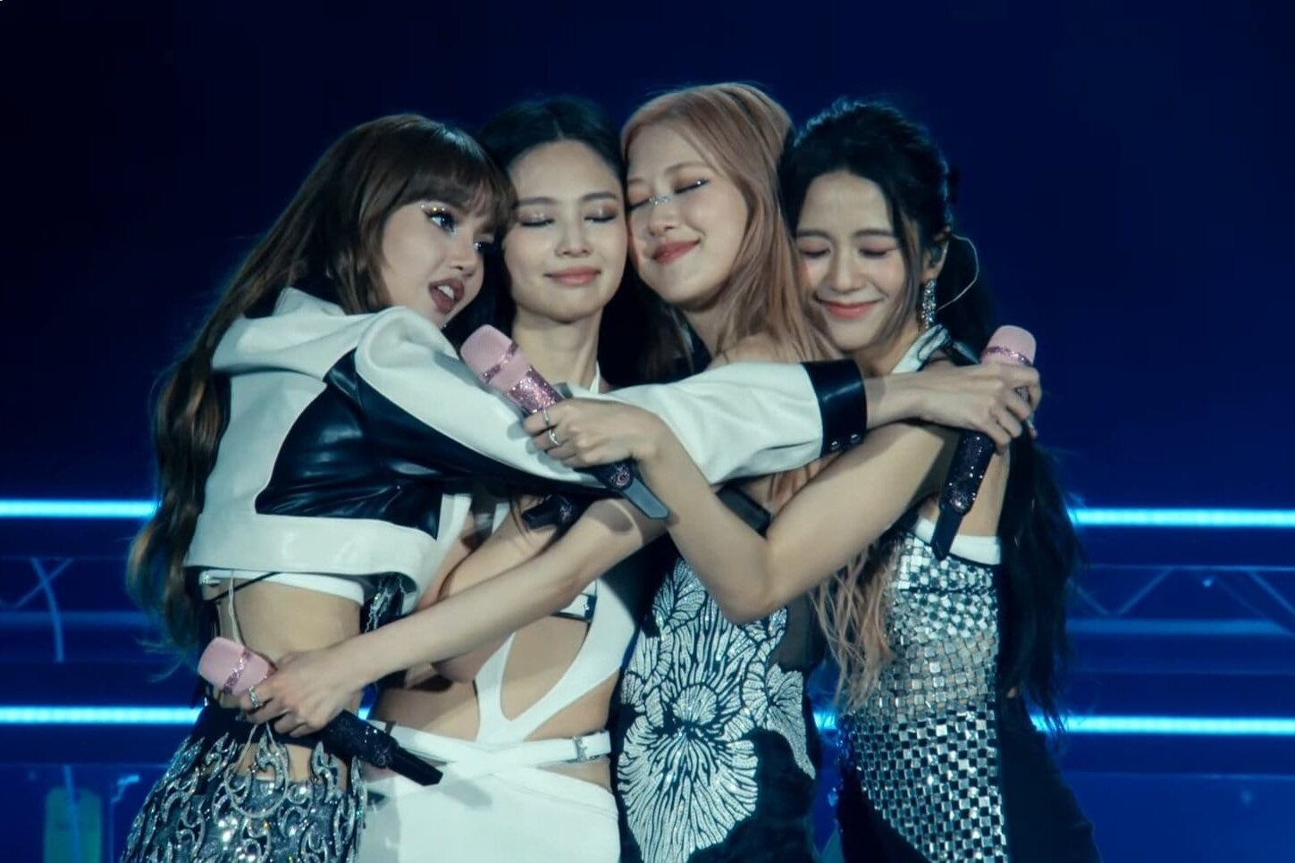 BlackPink lai dien do NTK Viet, vay sieu ngan ket thuc Coachella 2023 hinh anh