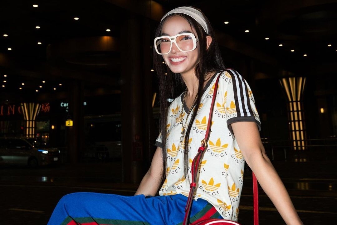 Mac do the thao ra duong van la mot hinh anh