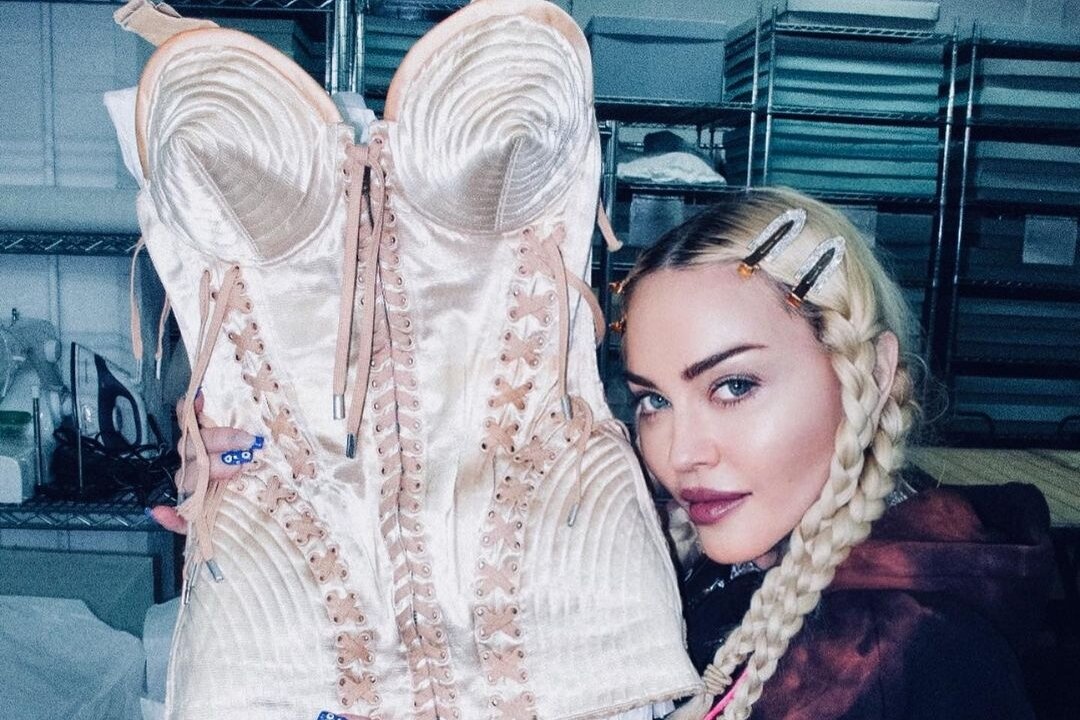 Ao nguc nhon hoat duoc lang xe hinh anh