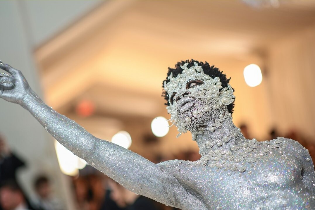 Phu kim cuong kin nguoi, hoa trang meo tai Met Gala 2023 hinh anh