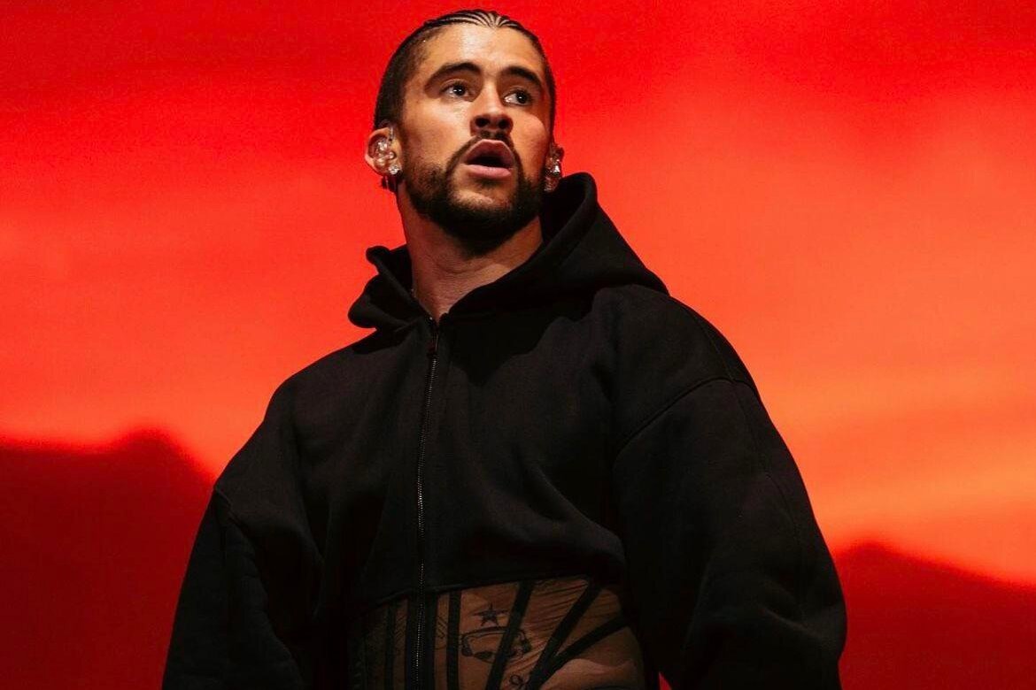 Ao nua tren hoodie, nua duoi corset thanh mot hinh anh