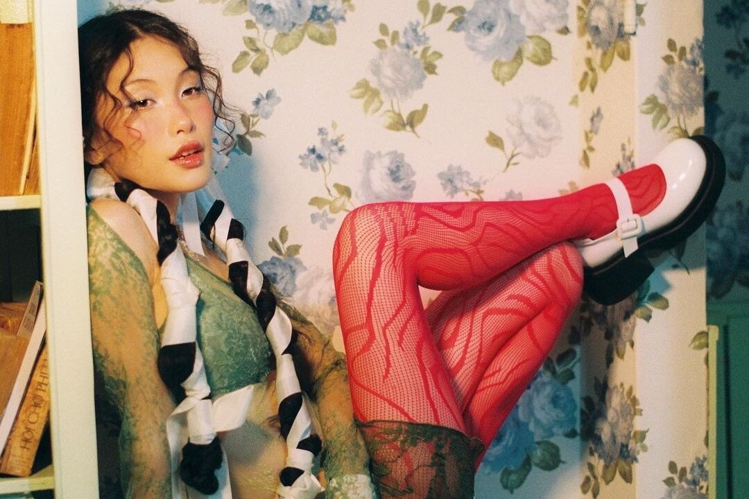 Vay ao dinh no, trang diem mat to nhu bup be hinh anh