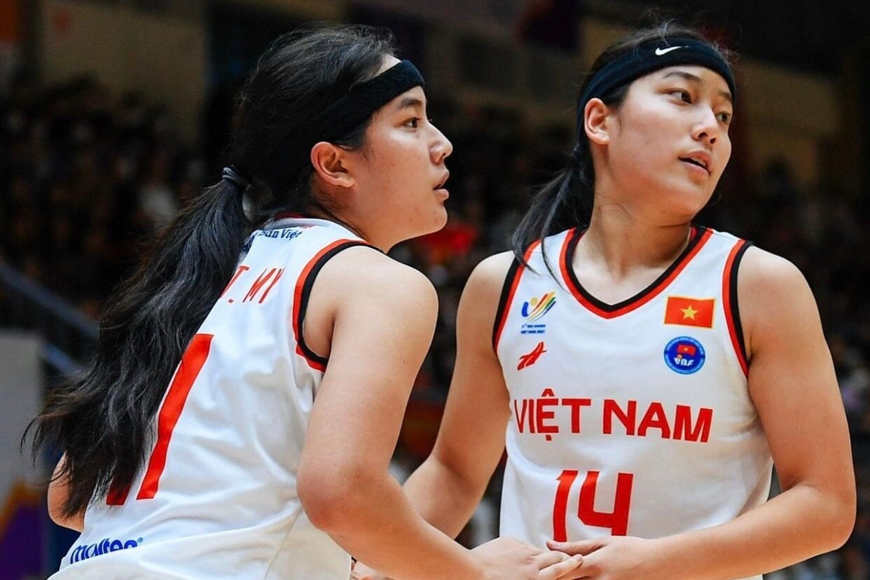 Thoi trang nang dong cua cap song sinh Viet kieu tai SEA Games 32 hinh anh