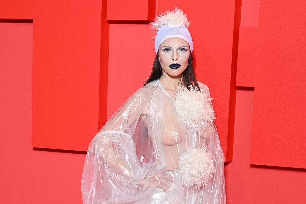 Vay nhua xuyen thau nhu rem phong tam cua Julia Fox hinh anh