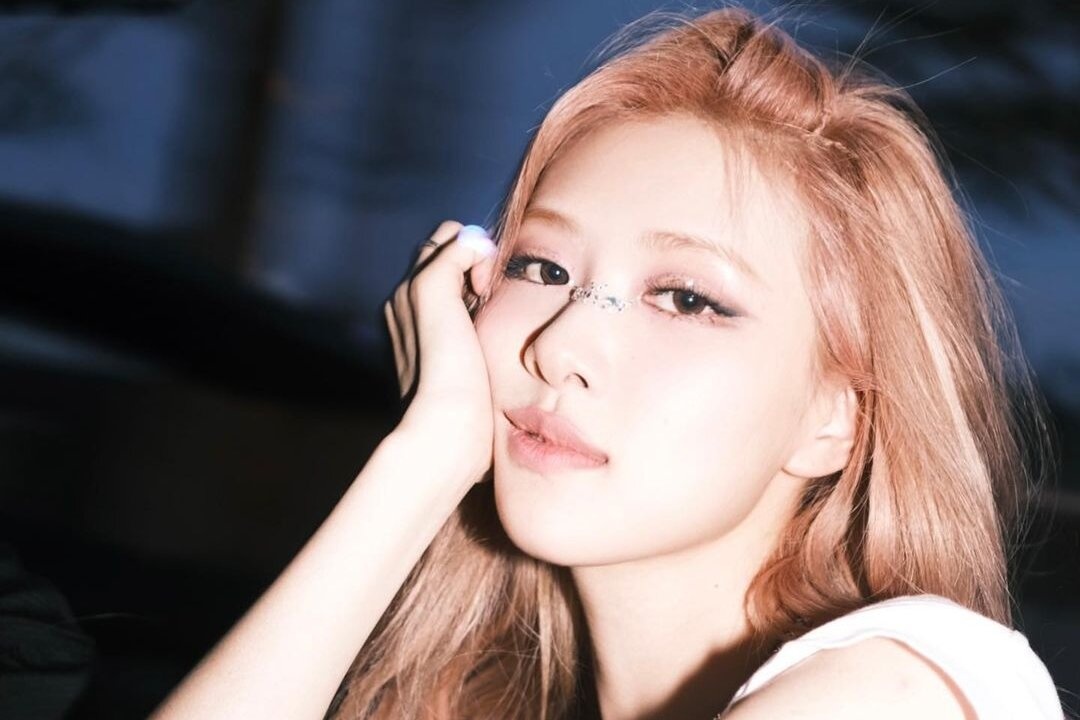 Ve vuong mien tren mui nhu Rose (BlackPink) hinh anh