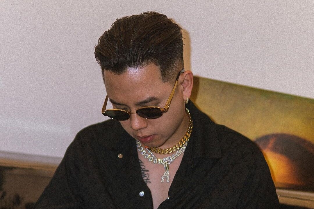 Thu choi trang suc, phu kien dat do cua HLV Rap Viet mua 3 hinh anh