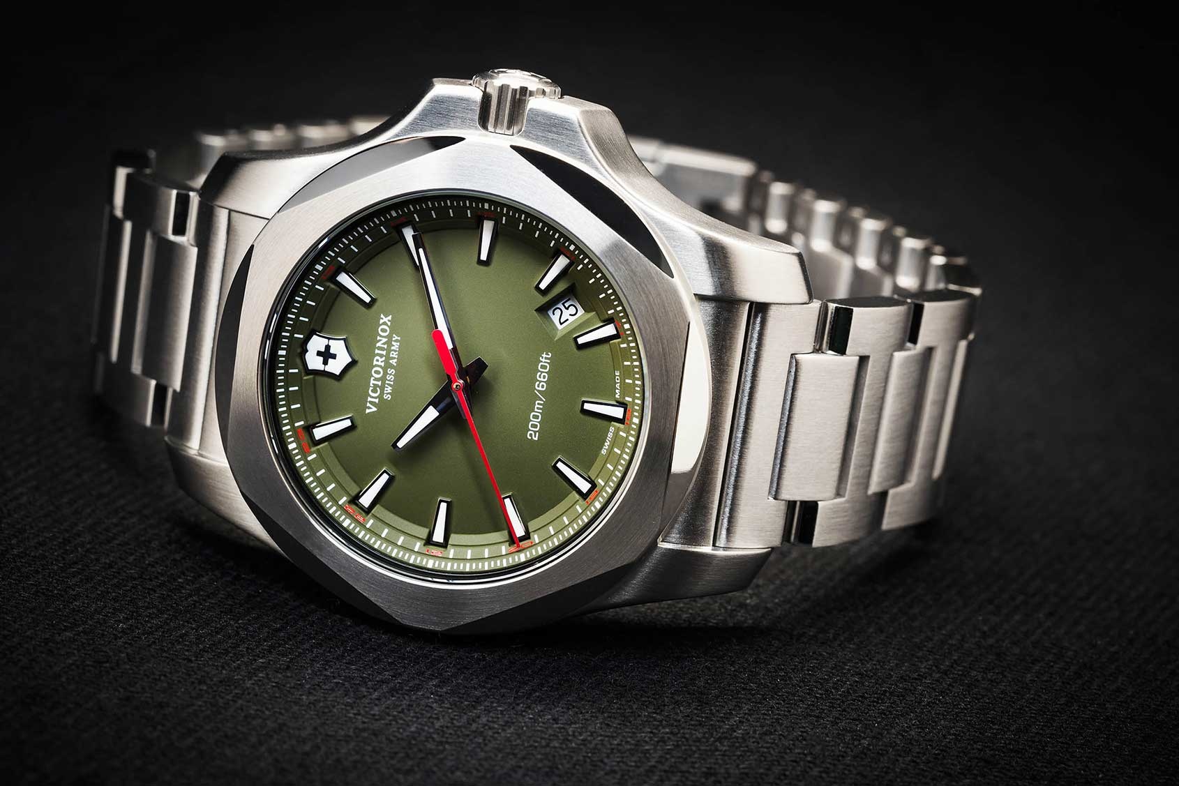 Dong ho chong nuoc cho chuyen di bien hinh anh