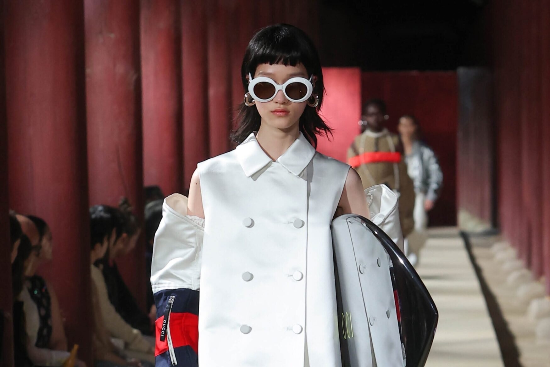 Vay ao xa hoa trong mua thoi trang Cruise 2024 hinh anh