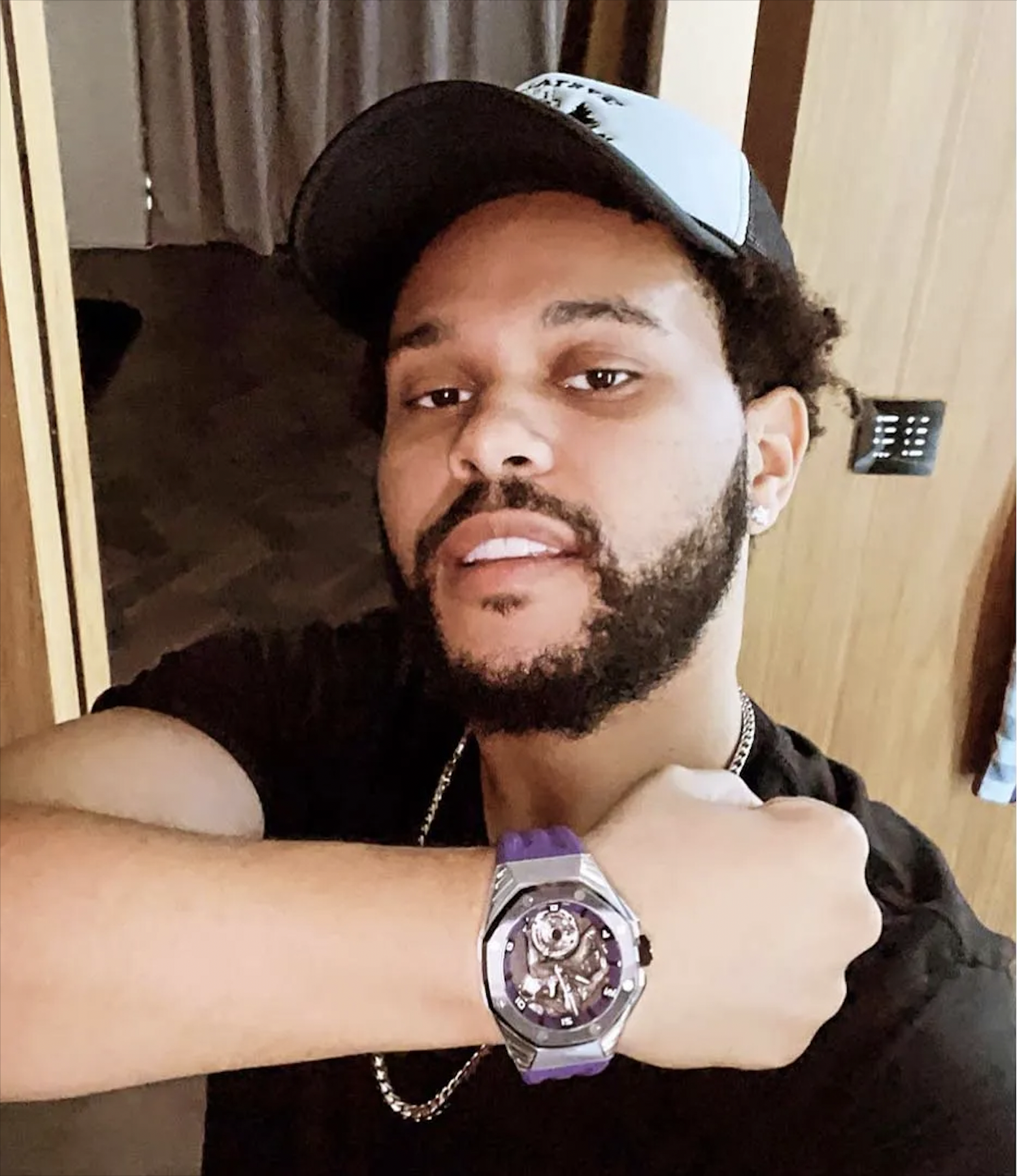 dong ho The Idol anh 8