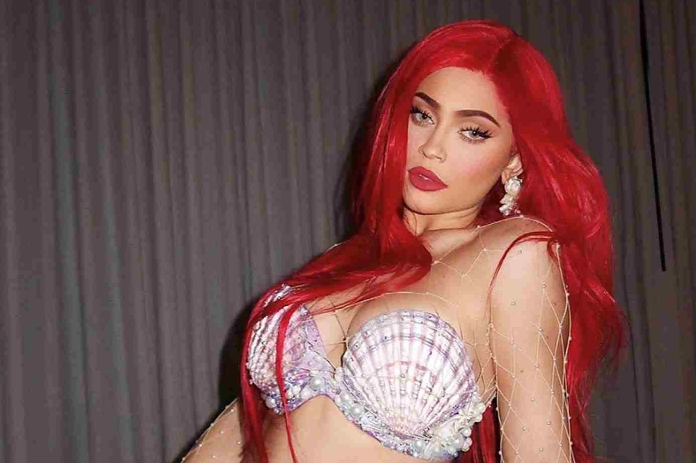 Mac bikini nang tien ca nhu Julia Fox, Gigi Hadid, Kylie Jenner hinh anh