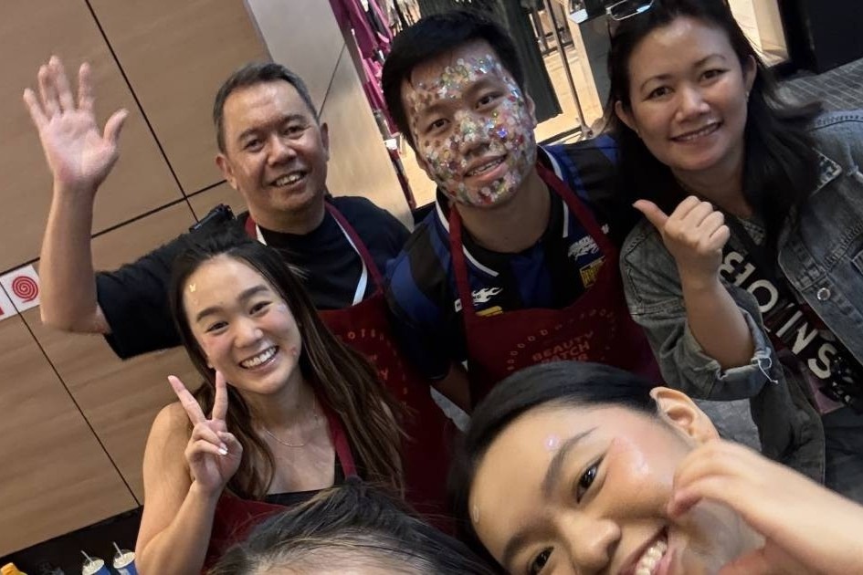 thực tập sinh 62 tuổi, cựu giám đốc bán hàng, Leslie Mah Malaysia ảnh 2 thuc tap sinh 62 tuoi, cuu giam doc ban hang, Leslie Mah Malaysia anh 2