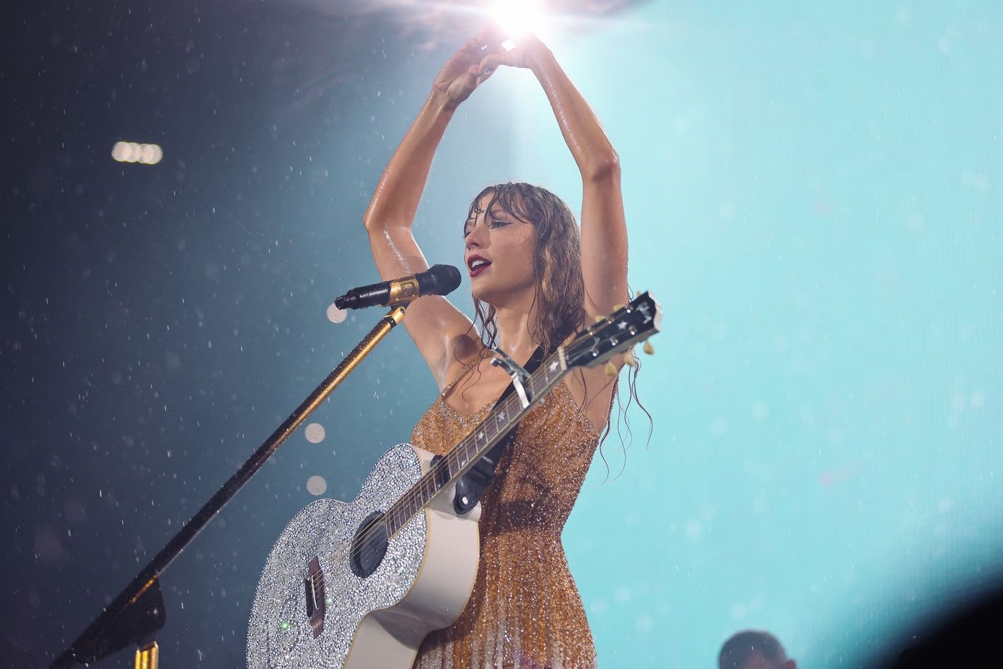 Lop trang diem dam mua khong troi cua Taylor Swift hinh anh