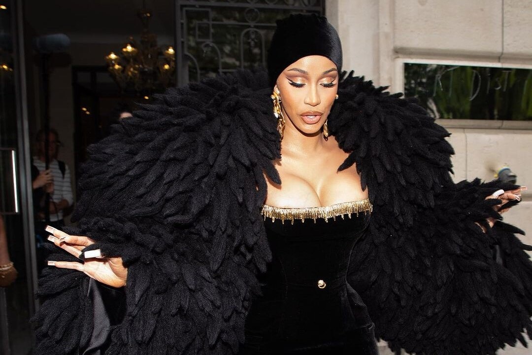 Mac tham lau chan, lay toc che nguc tai Tuan le thoi trang cao cap hinh anh