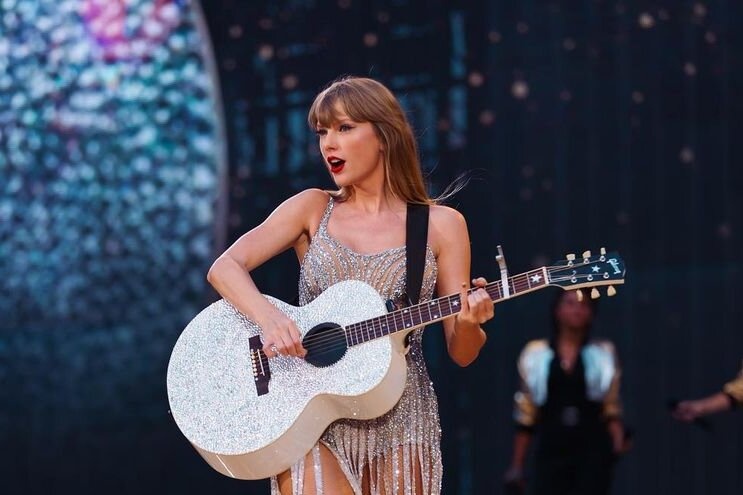 Mac nhu Taylor Swift di The Eras Tour hinh anh