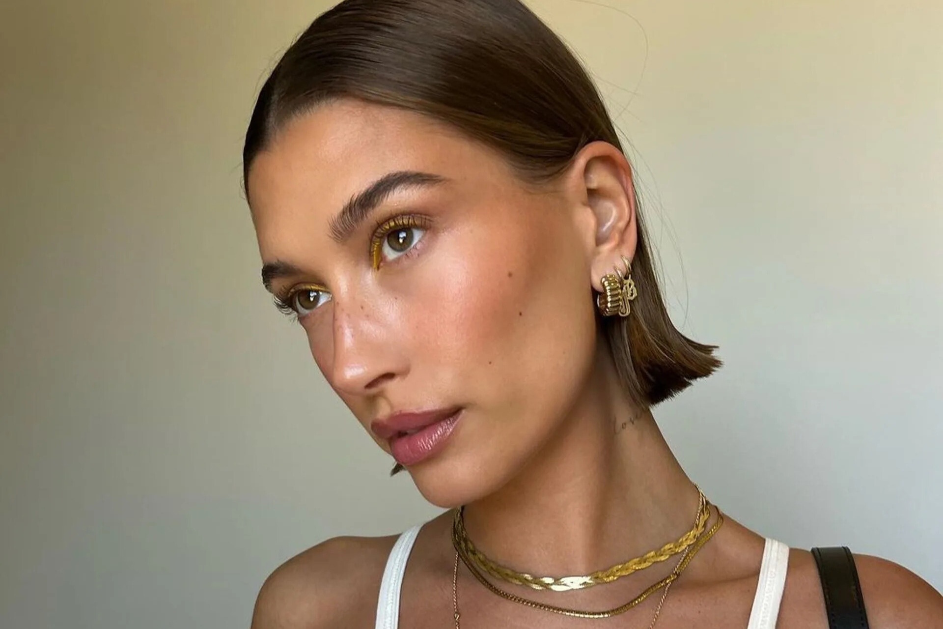 Ke mat mau vang 'hoa huong duong' thanh mot nho Hailey Bieber hinh anh