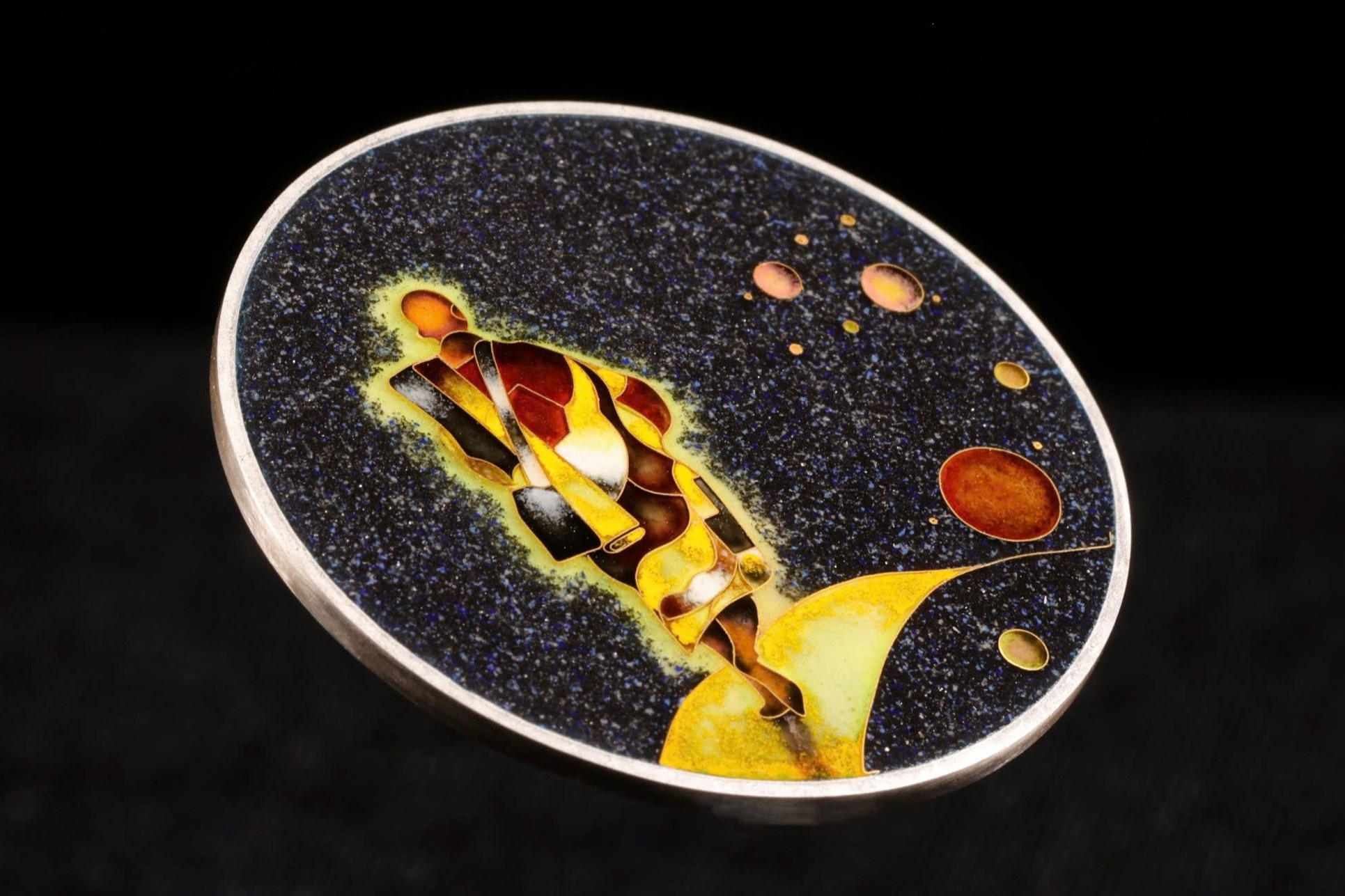 Dong ho mat so thu cong phap lam tu ban tay nghe nhan Viet hinh anh