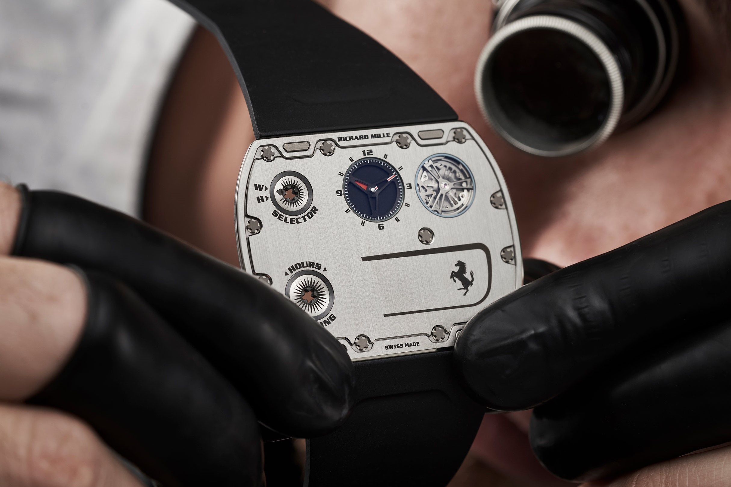 Dong ho co mong nhat the gioi, dat bang 3 chiec Mercedes-Maybach hinh anh