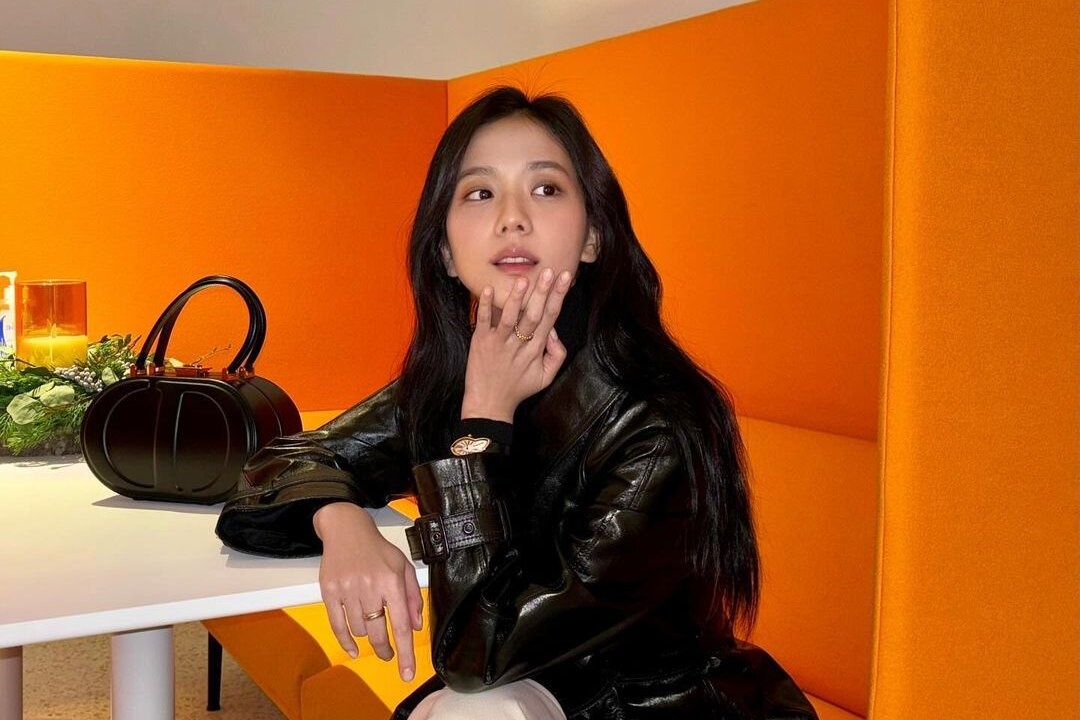 Jisoo (BlackPink) deo dong ho meo xe khi dien kien Vua Charles III hinh anh