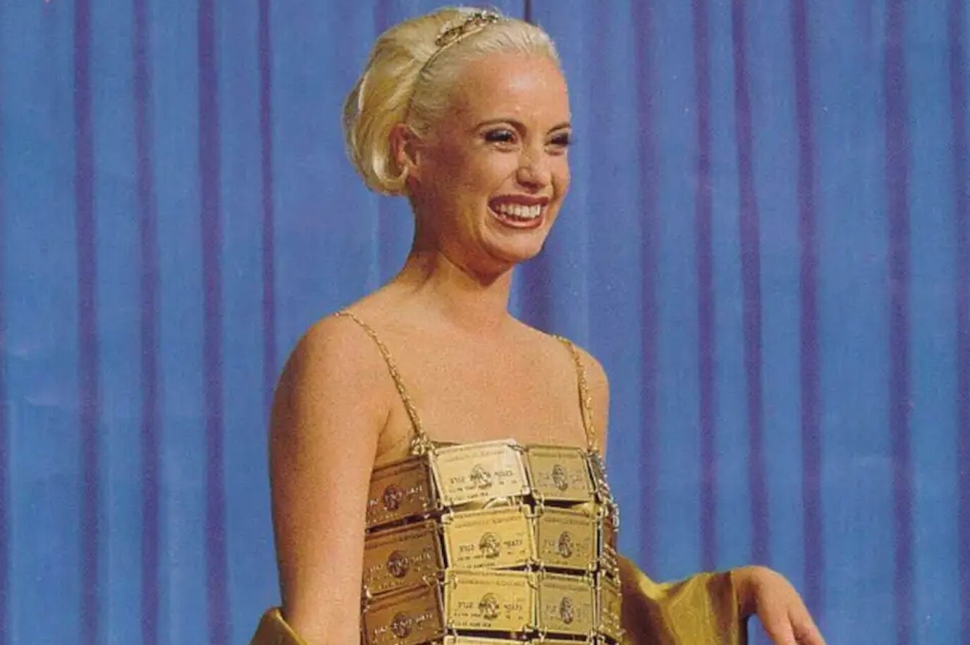 Chiec vay duoc 'det' tu 254 the tin dung vang hinh anh