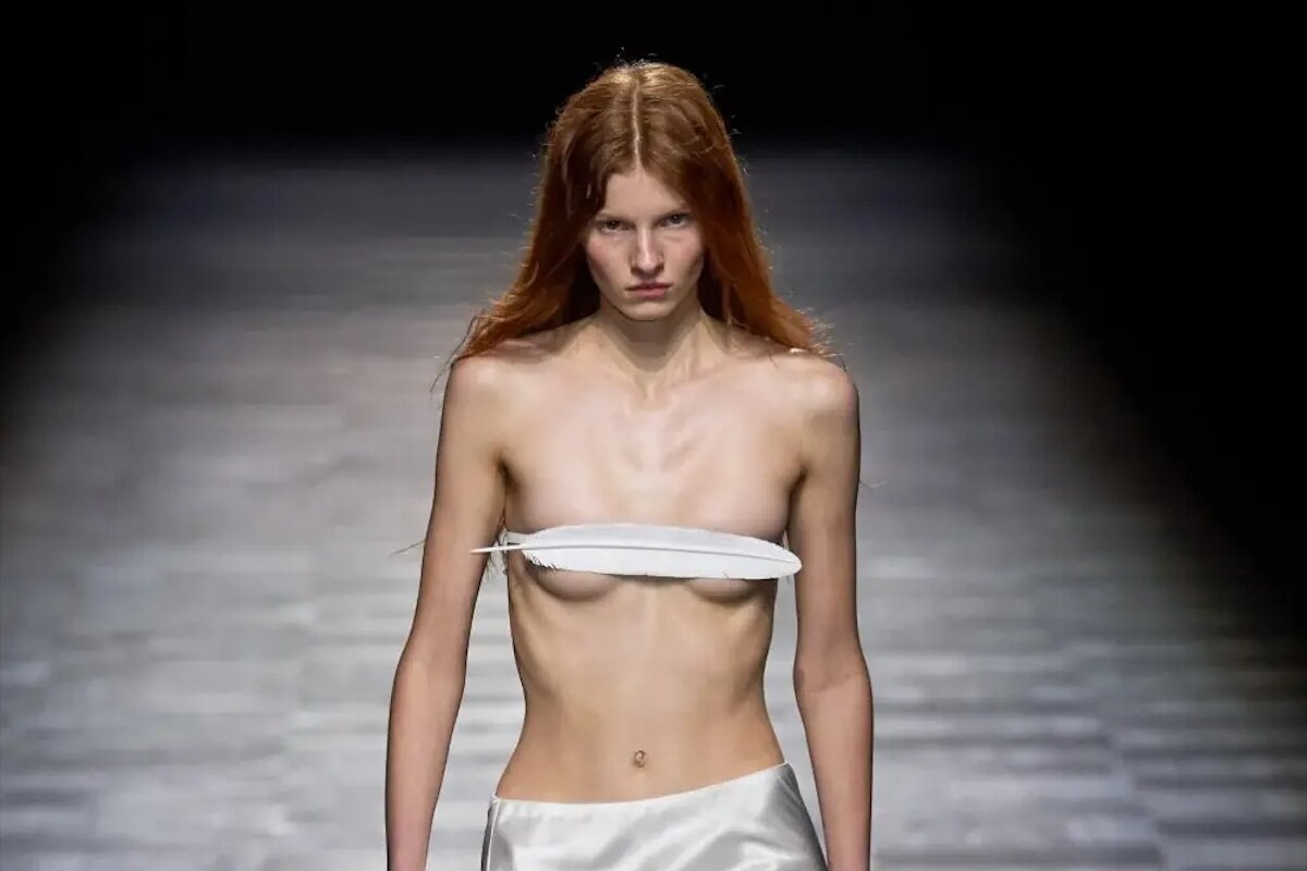 Nguoi mau tro xuong khien thoi trang 2023 thut lui hinh anh