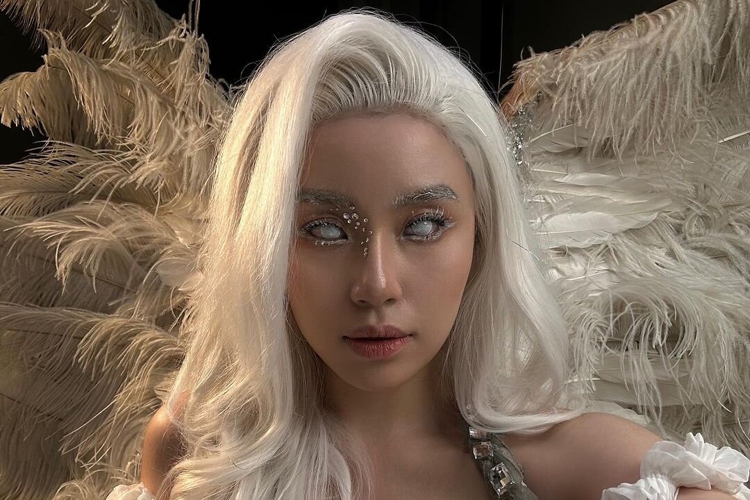 Newsfeed Rate: Quynh Thi trang diem mat trang da hinh anh