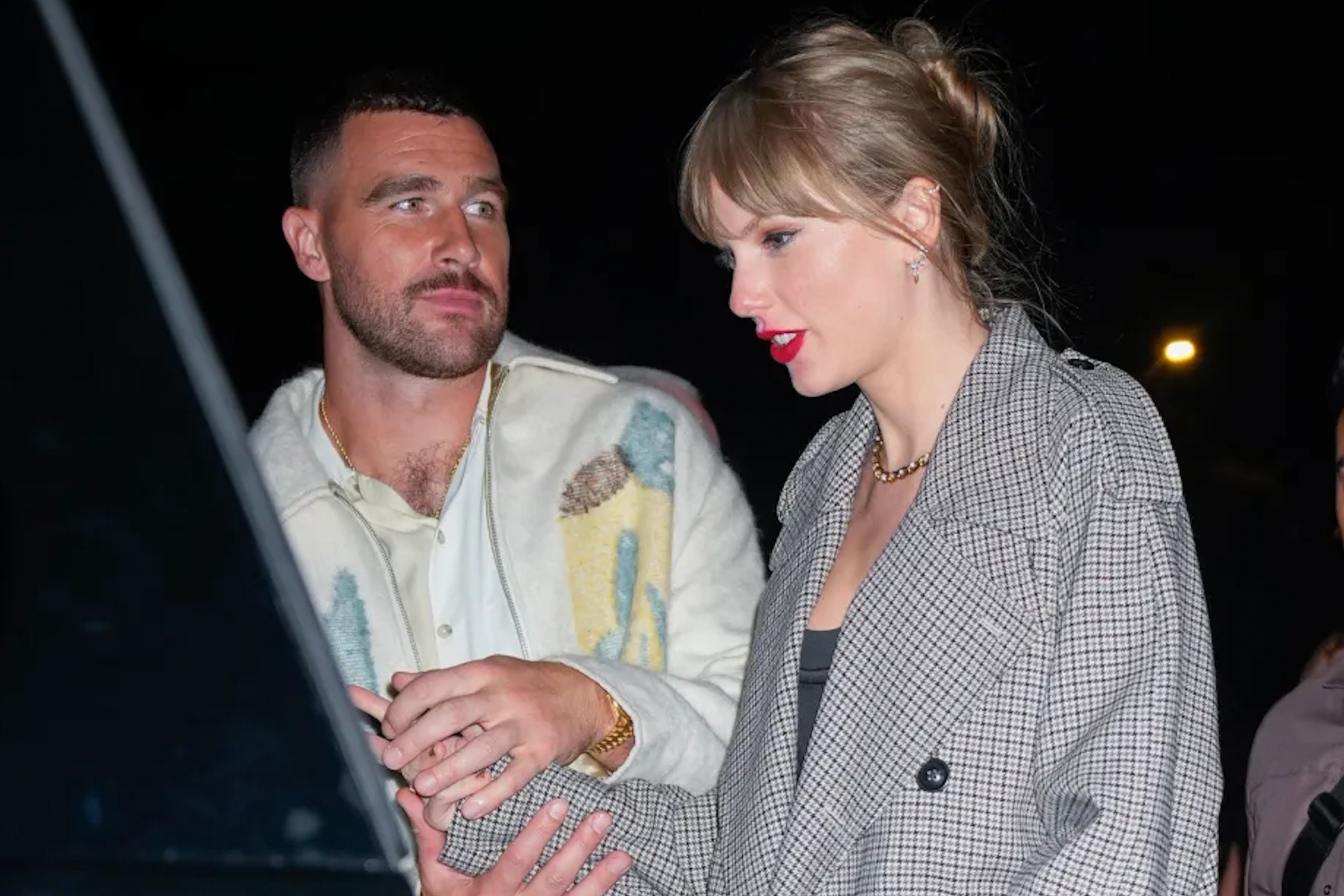 Taylor Swift va ban trai cung 'khau vi' dong ho hinh anh