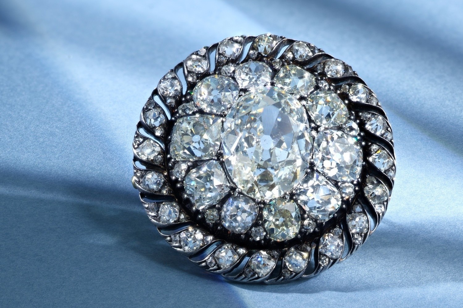 Bieu tuong quyen luc cua Hoang de Napoleon tai xuat sau 200 nam hinh anh