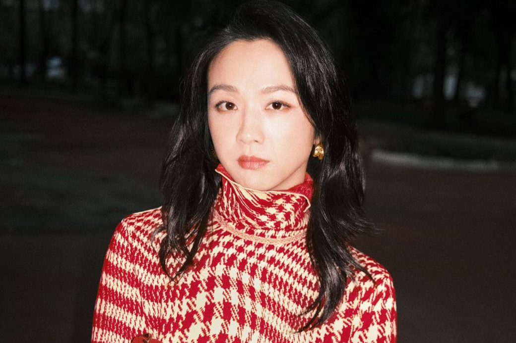 Burberry moi Thang Duy, Loewe che tac ngoc bich cho BST Tet hinh anh