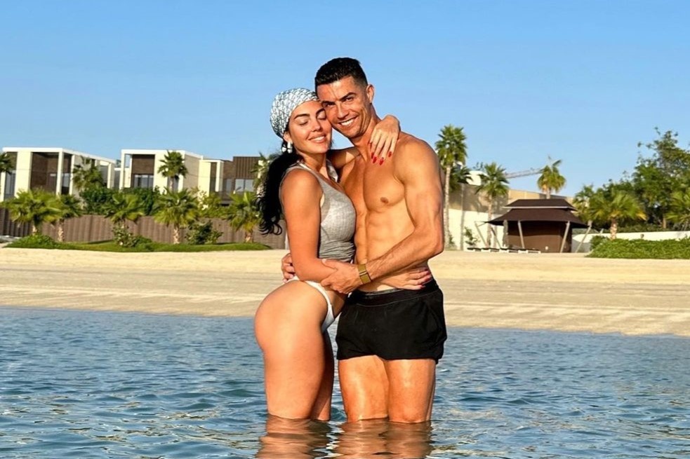 Gu choi dong ho trieu USD cua ban gai Ronaldo hinh anh