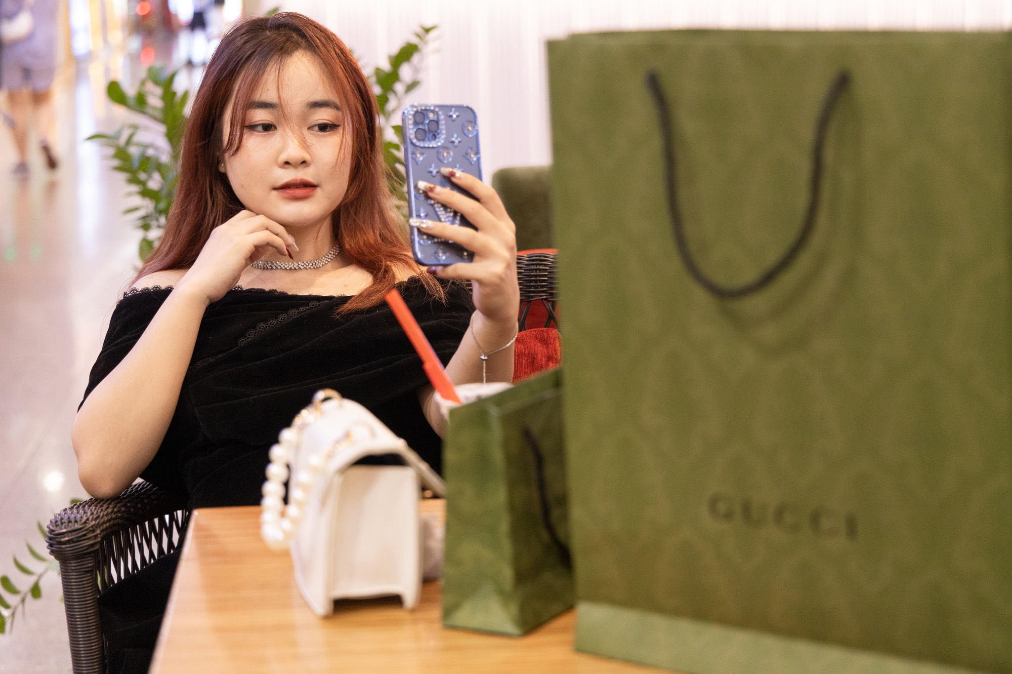 Dang sau tui Dior, Gucci cua dan van phong luong 20 trieu dong/thang hinh anh