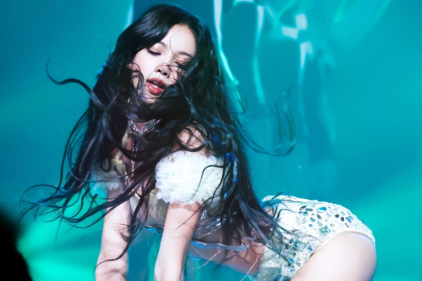 Bulgari dua hinh xam cua Lisa (BlackPink) len dong ho hinh anh