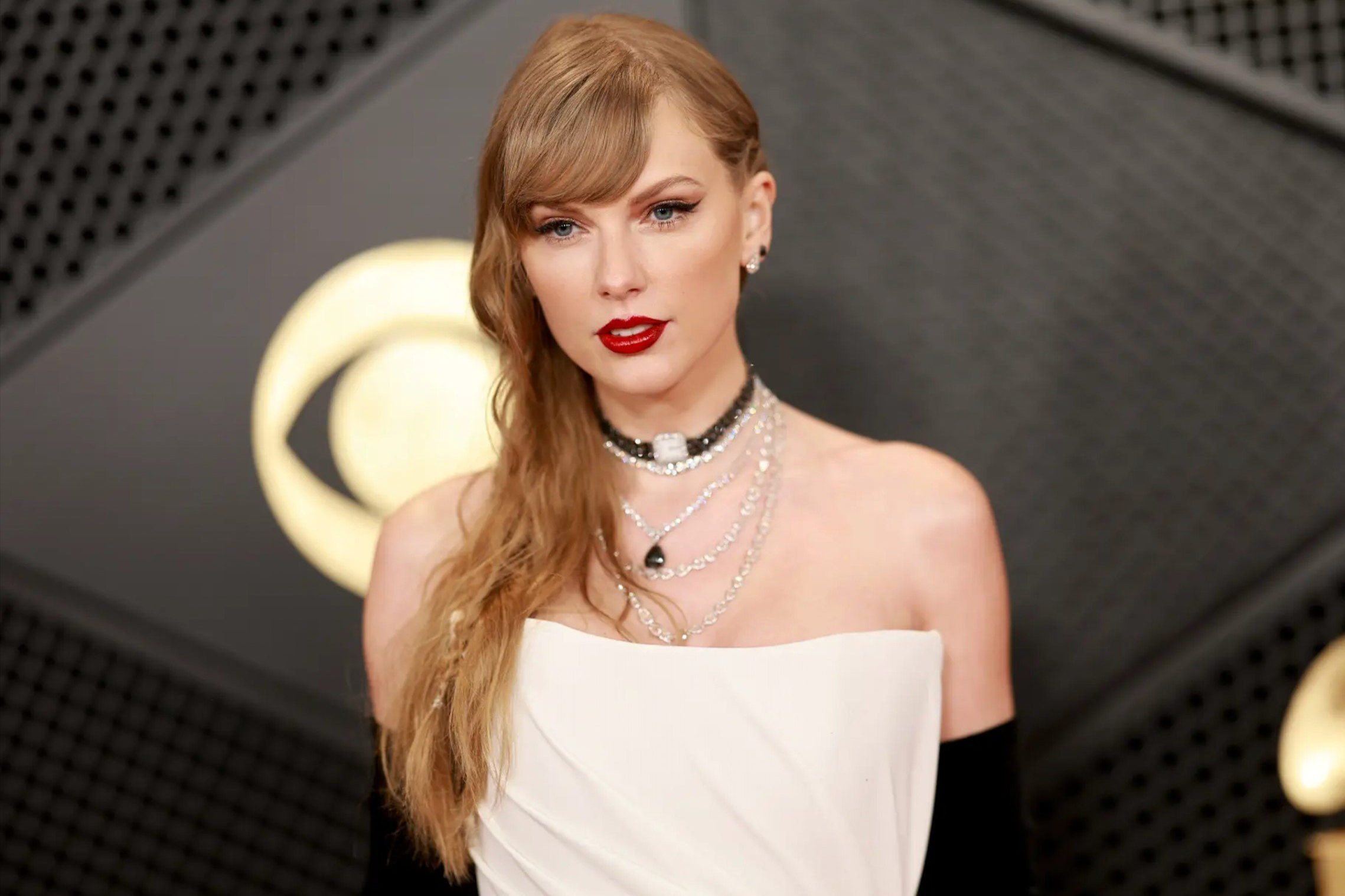 Dong ho tren co Taylor Swift sang nhat Grammy hinh anh