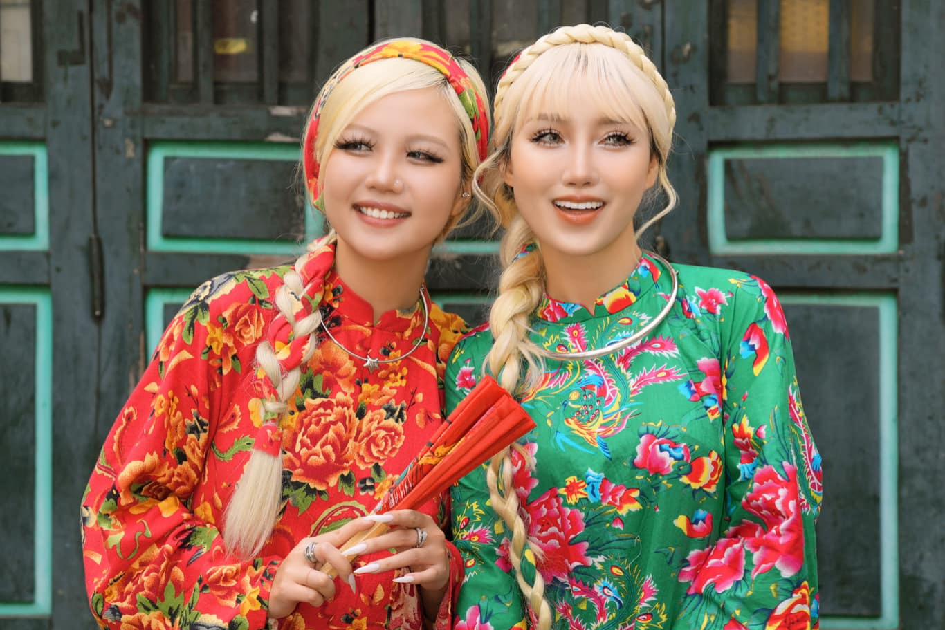 Ao dai 'con cong' phu song MXH ngay Tet hinh anh