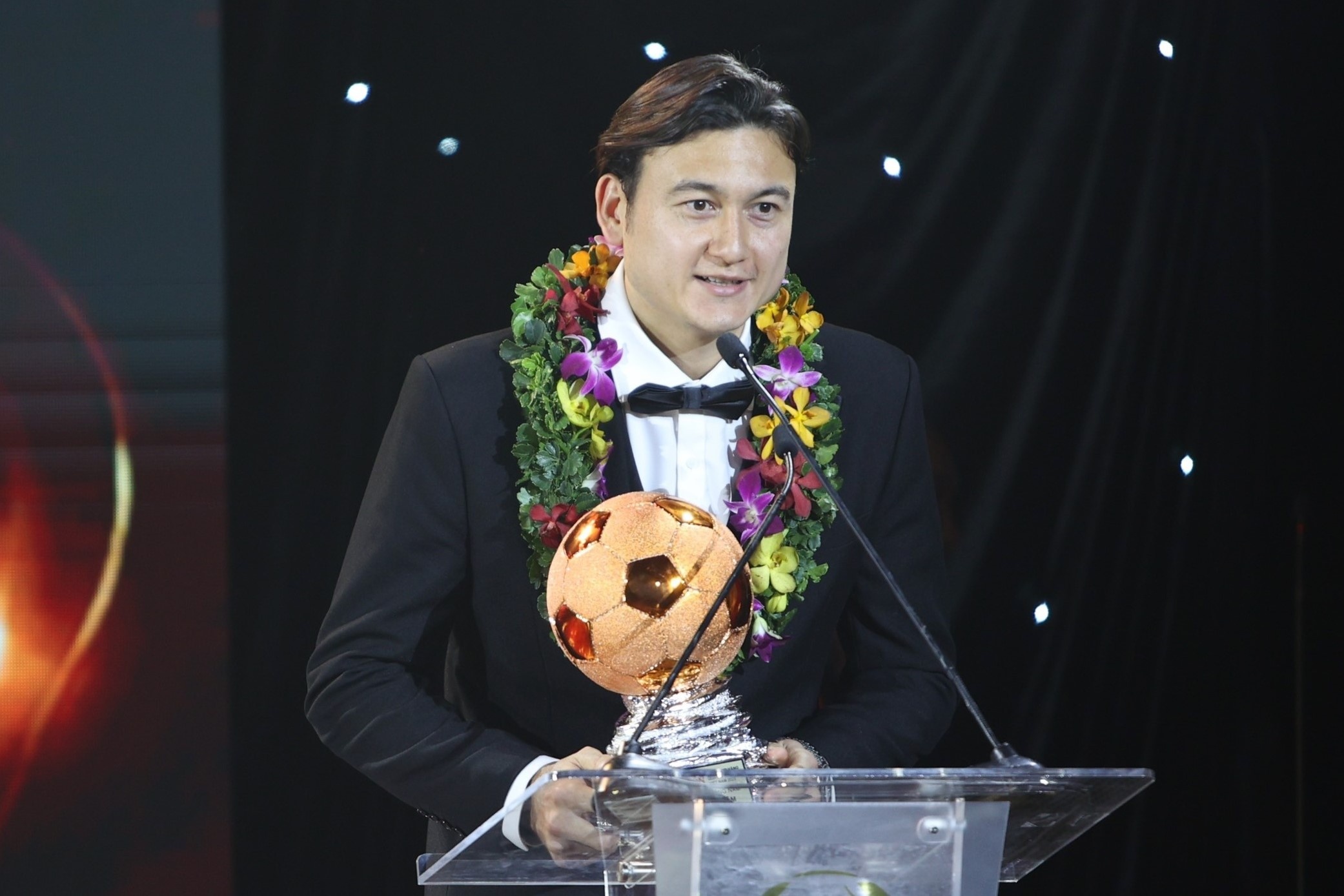 Dang Van Lam dien dong ho Rolex khi nhan Qua bong dong hinh anh